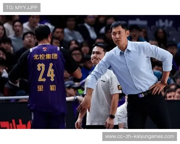 CBA北控前场展开连续逼压,对方推进被全面限制 CBA北控前场展开连续逼压,对方推进被全面限制