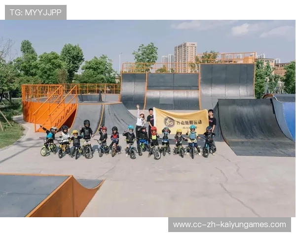 BMX 小轮车选手飞跃障碍近乎失重 BMX 小轮车选手飞跃障碍近乎失重